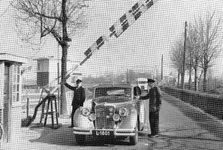 69625 Afbeelding van de heffing van tol aan de tolpost aan de President Rooseveltweg te Utrecht. Op de achtergrond ...